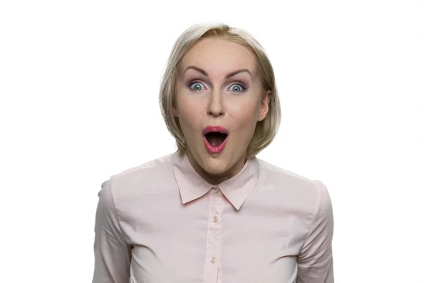 Weiße junge Frau überrascht mit geöffnetem Mund auf weißem Hintergrund. — Stockfoto