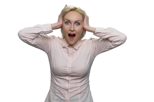 Überraschte emotionale Frau mit Händen auf dem Kopf. — Stockfoto