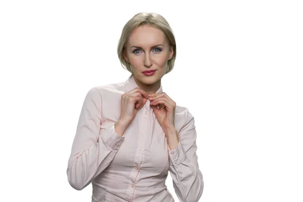 Симпатичная блондинка с руками на воротнике рубашки белый фон. — стоковое фото