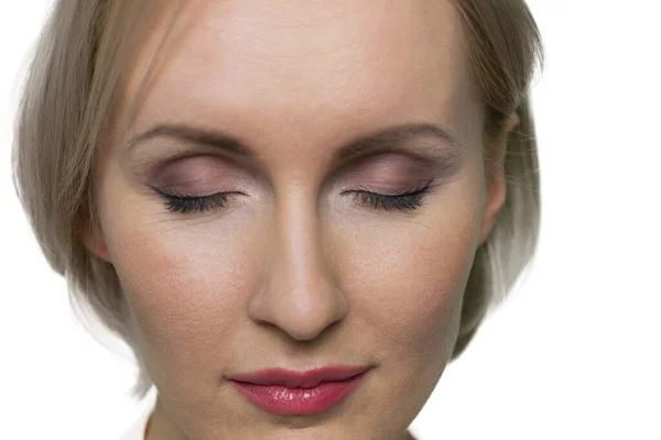 Close-up Frauengesicht mit geschlossenen Augen auf weißem Hintergrund. — Stockfoto