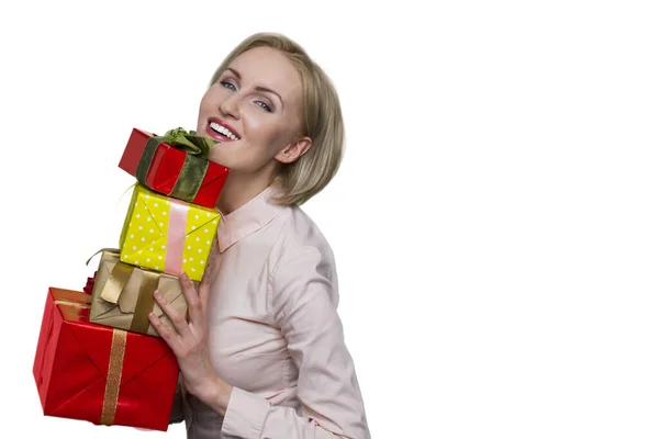 Glimlachende vrouw houden geschenk dozen op witte achtergrond. — Stockfoto