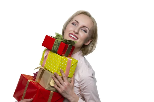 Sorridente donna bionda in possesso di scatole presenti su sfondo bianco. — Foto Stock