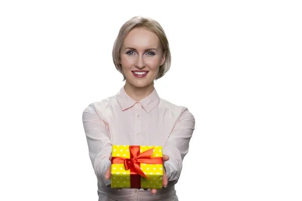 Chica feliz da un pequeño regalo sobre fondo blanco . — Foto de Stock