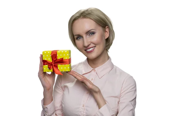 Felice donna bionda sorridente che tiene in mano la scatola regalo. — Foto Stock