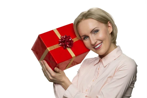Ritratto di donna gioiosa sorridente con scatola regalo celebrativa. — Foto Stock