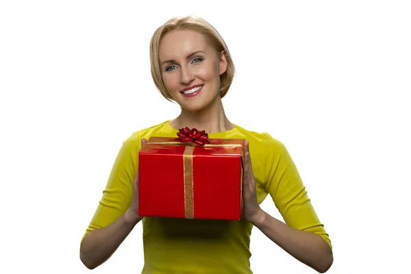 Felice bella donna bionda con grande scatola regalo rosso isolato su sfondo bianco. — Foto Stock