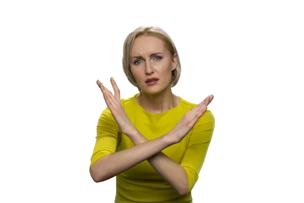 Frau mit flehendem Gesicht macht x-Zeichen mit gekreuzten Händen auf weißem Hintergrund. — Stockfoto