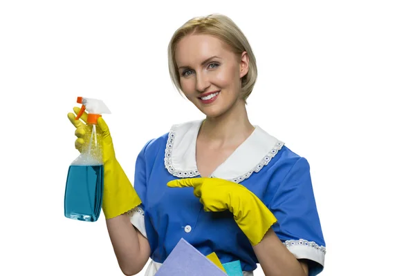 Huishoudster in uniform, gele rubberen handschoenen schonere spray op witte achtergrond — Stockfoto
