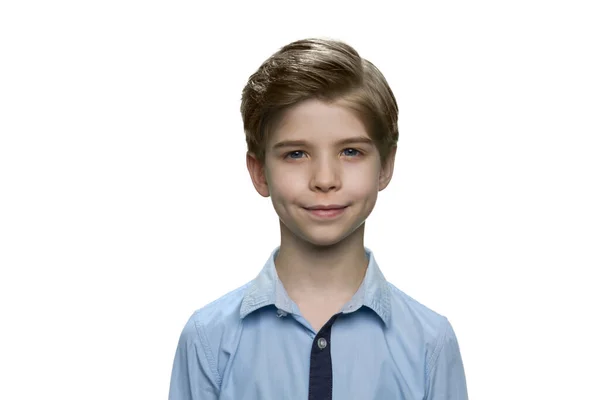 Sorrindo europeu branco menino em camisa azul no fundo branco . — Fotografia de Stock