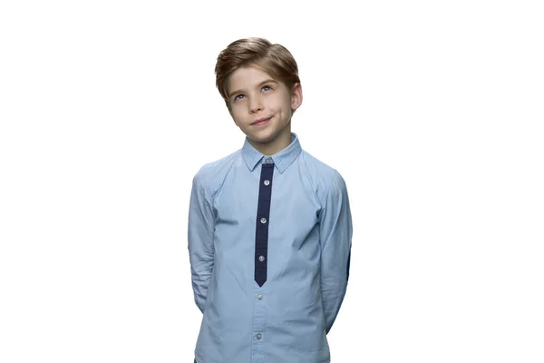 Liten pojke i blå t-shirt drömmer om något. — Stockfoto