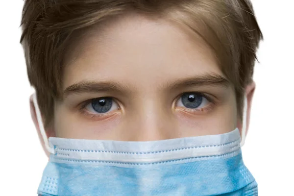 Close up retrato de um jovem rapaz em máscara médica sobre fundo branco . — Fotografia de Stock