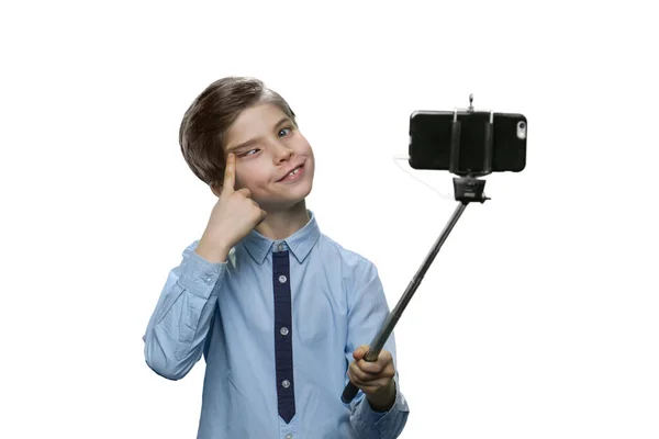 Jongen met grimas het maken van een selfie op witte achtergrond. — Stockfoto