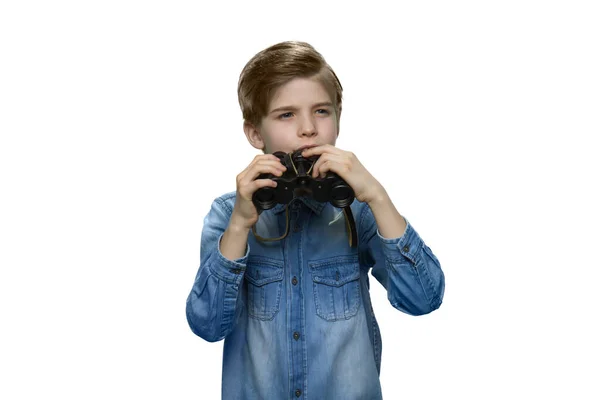 Menino olhando para a distância e segurando binóculos em suas mãos . — Fotografia de Stock