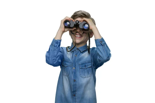 Kleiner Junge schaut durchs Fernglas. — Stockfoto