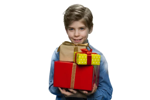 Lächelnder kleiner Junge mit Geschenkschachteln. — Stockfoto