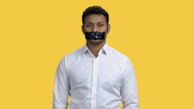 Renkli arka planda mühürlü Hintli adam portresi.