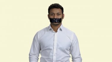 Ağızda siyah bantla susturulan Hintli adam.