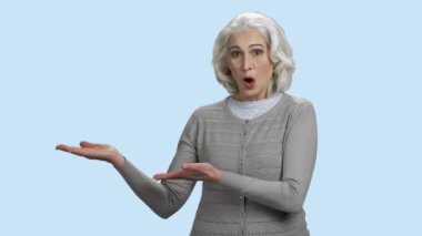 Ürün için kopya alanı gösteren mutlu şaşkın kadın.