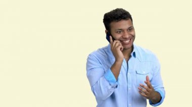 Memnun iş adamı cep telefonuyla konuşuyor..