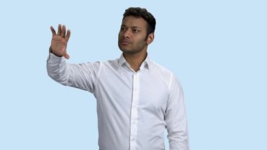 Yakışıklı Hintli adam sanal ekranda düğmeye basıyor.