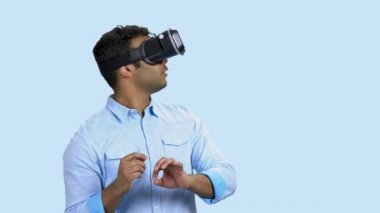 Sanal gerçeklik gözlüğü kullanan korkmuş genç bir adamın portresi..