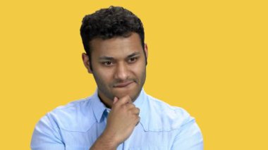 Renk arkaplanı hakkında düşünceli ifadeye sahip adamı kapat.