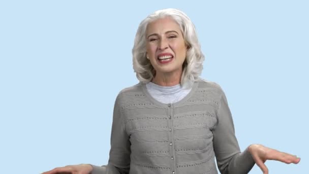 Boldog idősödő nő röhög. — Stock videók