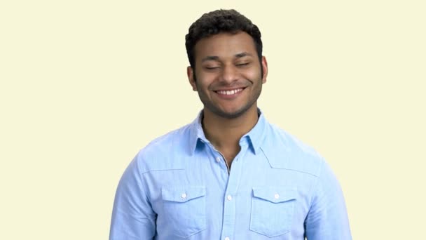 Joven hombre guapo mirando a la cámara con una sonrisa . — Vídeos de Stock