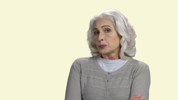 Irriterad äldre kvinna hotar med knytnäve — Stockvideo