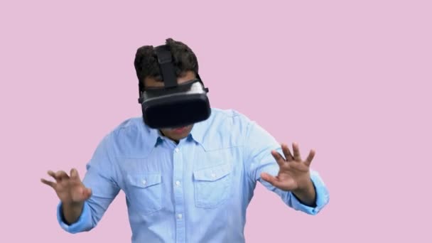 Молодой испуганный человек в очках виртуальной реальности. — стоковое видео