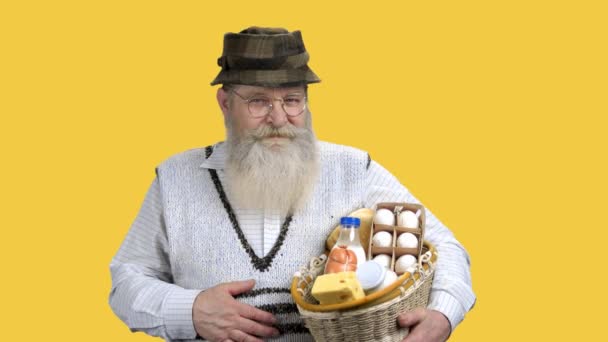 Portrait of happy farmer holding basket of dairy products. — Stock Video