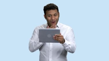 Dijital tablete bakarken şok olan adam.