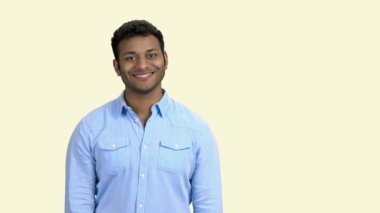 Neşeli koyu tenli işadamı boş kopya alanı gösteriyor.