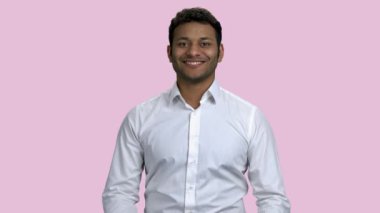 Başarılı iş adamı iki parmağını kaldırıyor..