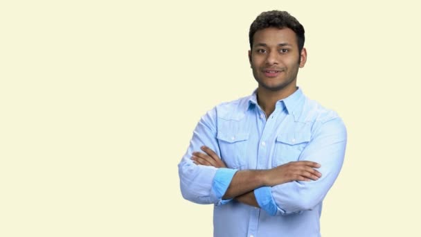 Hombre de negocios indio sonriente apuntando al espacio de copia . — Vídeo de stock