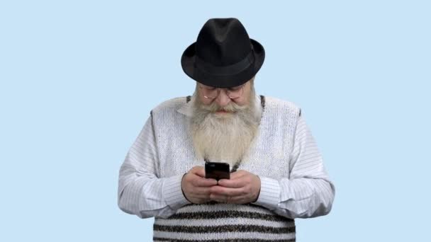 Close up senior man using cell phone. — Stock Video