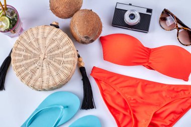 Düz yatılı kadınlar plaj tatil köyü aksesuarları beyaz üzerine izole edilmiş..