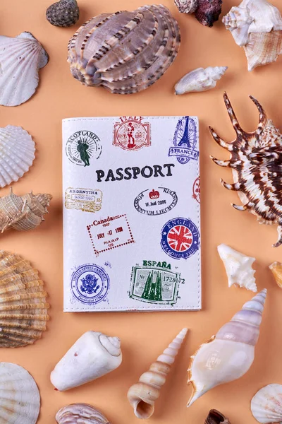 Διαβατήριο με γραμματόσημα και διάφορα κοχύλια. — Φωτογραφία Αρχείου