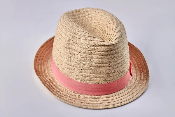 Sluiten omhoog vrouwelijke stro hoed. — Stockfoto