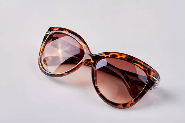 Női műanyag napszemüveg sokszínű kerettel. — Stock Fotó