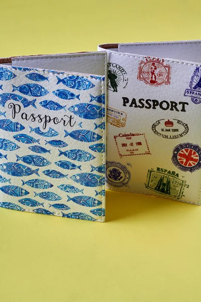 Δύο κομψά καλύμματα διαβατηρίων. — Φωτογραφία Αρχείου