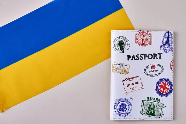 Bandiera ucraina e passaporto. — Foto Stock