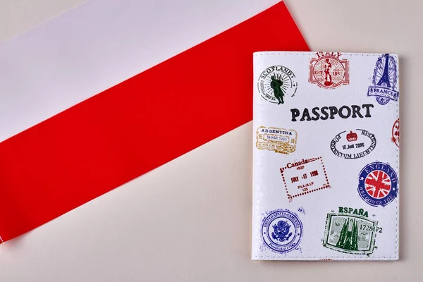 Σημαία Πολωνίας και διαβατήριο με γραμματόσημα. — Φωτογραφία Αρχείου