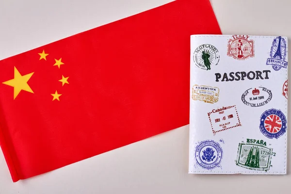 Bandera y pasaporte de China . — Foto de Stock