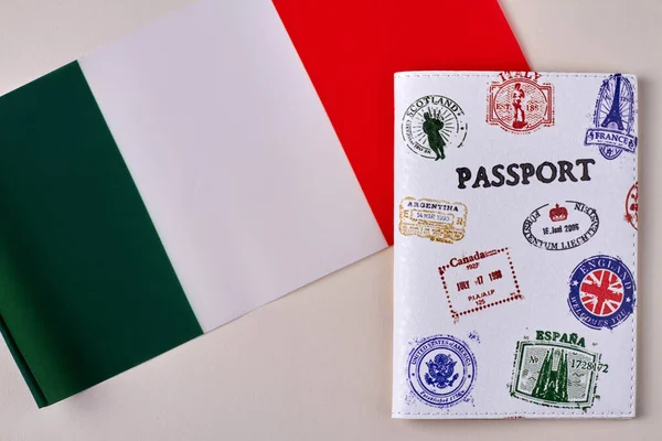 Σημαία Ιταλίας και ταξιδιωτικό διαβατήριο. — Φωτογραφία Αρχείου