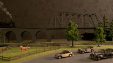 Buharlı lokomotif treni köprüyü geçiyor..