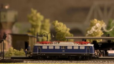 Model elektrikli lokomotif istasyonda yolcuları bekliyor..
