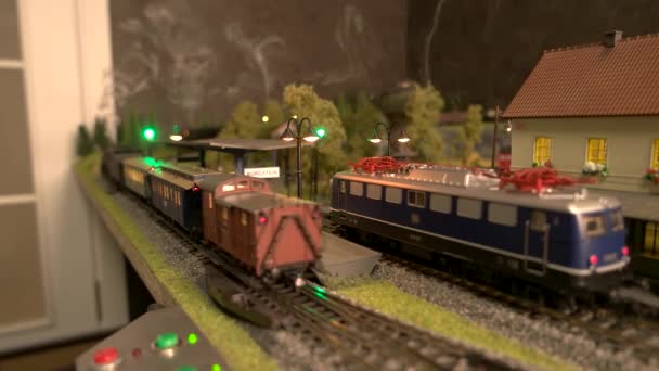 Primer plano del tren modelo en miniatura . — Vídeos de Stock