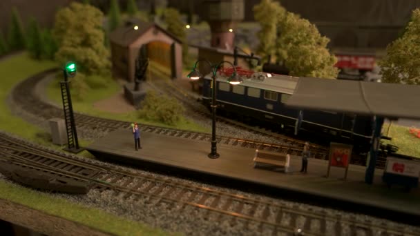 Gare miniature. — Video