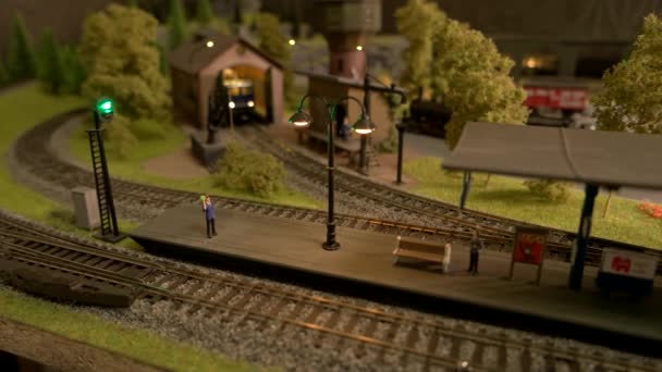 Estación de tren en miniatura . — Vídeo de stock